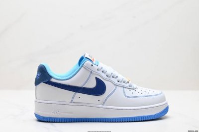 真标耐克Nike Air Force 1“07空军一号低帮百搭休闲运动板鞋。柔软、弹性十足的缓震性能和出色的中底设计，横跨复古与现代的外型结合，造就出风靡全球三