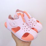 九宫格细节图 高版本ＮＫ护脚洞洞鞋.儿童凉鞋 儿童飞机凉鞋.高品质专G版火爆上市.去年专Ｇ火的一塌糊涂哦。设计独特.上脚好看.鞋子轻便柔软.防滑设计.鞋面透气扣