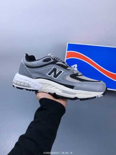 新百伦 New Balance Nb2000系列复古运动慢跑鞋，鞋面为合成皮革与聚酯网眼相拼，质轻、透气、包覆感舒适，鞋底的双色流线设计加上前后脚掌的双气垫支撑