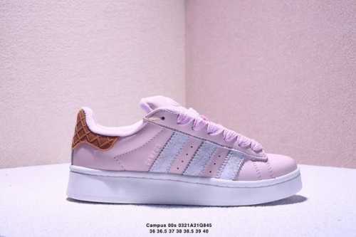 160 adidas Originals Campus 00S 小面包 鞋身采用绒面皮料搭配白色常规皮革，质感上还是延续了经典 Campus 的设计。 鞋舌填充