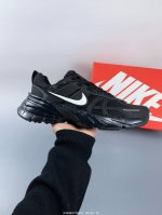 公司级耐克Nike V2K Run跑步鞋复古风潮 网面透气运动鞋 灰银紧致的鞋面材质提供良好的包裹性鞋侧 Swoosh以及鞋头部分搭配增添不少亮点的镀铬细节鞋垫