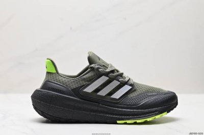 公司级阿迪达斯adidas Ultraboost Light 全掌爆米花休闲运动跑鞋。采用网材搭配反光皮革鞋面，配上stretchweb网格外底和boost中底