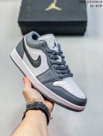 耐克 乔丹Air Jordan 1 Low Aj1 乔1 乔丹1代Aj1 低帮复古文化休闲运动篮球鞋。从1985 年面世的元年款汲取设计灵感，采用简洁大方的经典