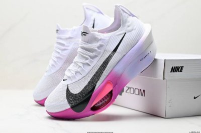 公司级新品发布 Nike Air Zoom Alphafly Next%3 proto整体采用前作的设计语言 并且对后者的细节进行升级 马拉松和长距离路跑的性能