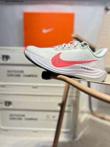 Nike pegasus plus 舒适百搭防滑耐磨 低帮 休闲跑步鞋 采用全新双层超轻透气网眼布材质 内里嵌入定型海绵 中底搭载前Zoom 全掌React配置