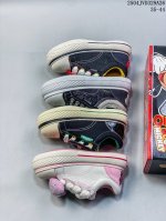 Disney 迪士尼X Old Order 大头鞋米奇老鼠 Mickey Mouse低帮情侣帆布鞋 迪士尼成立100周年联名纪念款 整鞋黑白色为主，鞋面是黑色牛
