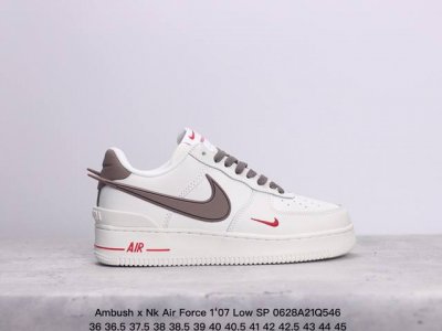 耐克 空军一号 Af1 低帮休闲板鞋 Ambush X Nk Air Force 1‘07 Low Sp 空军一号联名标志性的swoosh延伸至鞋跟之外，鞋舌和