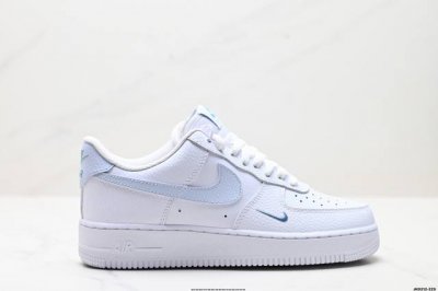 公司级耐克Nike Air Force 1“07空军一号低帮百搭休闲运动板鞋。柔软、弹性十足的缓震性能和出色的中底设计，横跨复古与现代的外型结合，造就出风靡全球