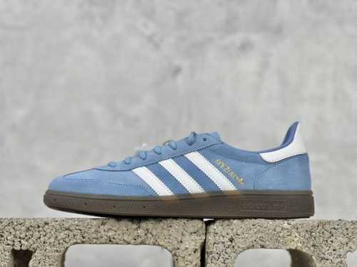 Adidas Handball Spezial 官方正确版本 阿迪达斯经典款 复古休闲板鞋 全鞋采用反毛皮制作 牛筋耐磨大底 承载青春情怀的板鞋 经典三条杠装饰