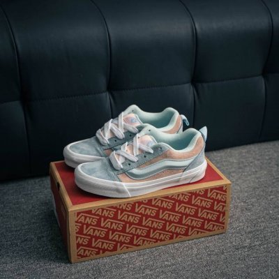 核心私 Vans Knu Skool 心动粉蓝 “如何在夏天利用多巴胺心动起来”万斯面包鞋来给你答案！浅蓝色内里真的太阔爱了！上脚每天都是少女心 码数：35-4