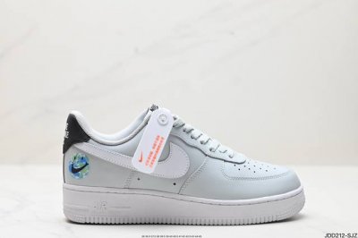 真标耐克nike Air Force 7 空军一号低帮百搭休闲运动板鞋。柔软、弹性十足的缓震性能和出色的中底设计，横跨复古与现代的外型结合，造就出风靡全球三十多
