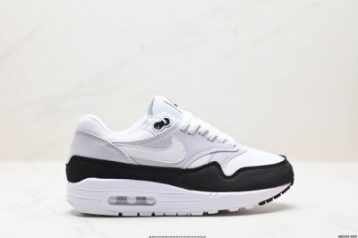 公司级Nike Air Max 1 耐克气垫 缓震 耐磨运动鞋 鞋身材质均选择皮革 织物 麂皮多种材质覆盖 保证质感的前提下 层次感也相当不错 带有开窗式 Ai