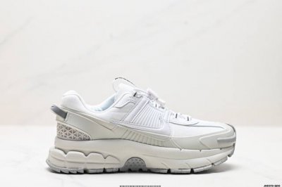 公司级耐克nike Zoom Vomero Roam 马拉松复古跑五代休闲运动慢跑鞋 采用环保纤维革饰片组合网眼布鞋面材质 升级正确后跟tpu加固 耐弯折热塑框