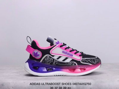 阿迪达斯 Adidas Ultraboost Shoes 马拉松运动休闲实用织物网面跑步鞋。舒适又运动的ultraboost跑步鞋，经典,但不老。这款跑步鞋,采