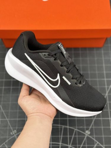 耐克W Nike Downshifter 13 回游者13代系列低帮轻质缓震透气休闲运动跑步鞋“网织黑白” 男女鞋半码制 采用轻盈呼吸网织物鞋面材质 中底科技缓