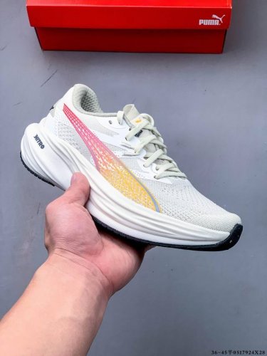 puma彪马Deviate Nitro 3 碳板竞训跑鞋 deviate Nitro出到了第三代 虽然是一双碳板跑鞋 但是可以把它当做一双万金油跑鞋 适合慢跑