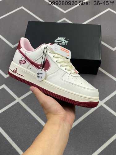 200 耐克Nike Air Force 1‘07 空军一号低帮百搭休闲运动板鞋。柔软、弹性十足的缓震性能和出色的中底设计，横跨复古与现代的外型结合，造就出风靡
