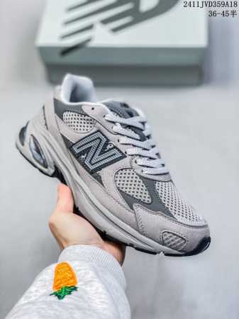 New Balance 新百伦 男女鞋真标半码制，采用猪巴革拼接透气网眼织物鞋面材质，T-Beam大底提供足步弓支撑，保持步态稳定，后跟搭载外露缓震胶美国波士顿 - 点击图像关闭