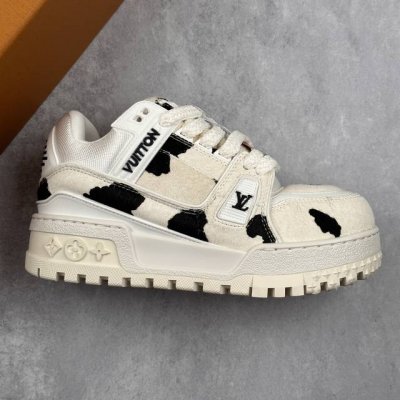 本地 核心私 Lv-路易-威登Trainer 2025走秀最新款原版1：1开发复刻！！上脚非常舒适 做工精细鞋面由意大利进口小牛皮拼接，侧边饰有品牌Logo标志