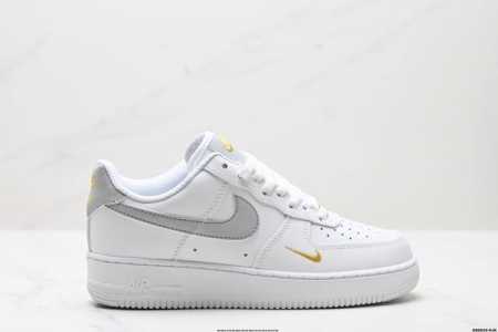 真标耐克Nike Air Force 1“07空军一号低帮百搭休闲运动板鞋。柔软、弹性十足的缓震性能和出色的中底设计，横跨复古与现代的外型结合，造就出风靡全球三 - 点击图像关闭