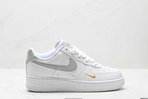 真标耐克Nike Air Force 1“07空军一号低帮百搭休闲运动板鞋。柔软、弹性十足的缓震性能和出色的中底设计，横跨复古与现代的外型结合，造就出风靡全球三