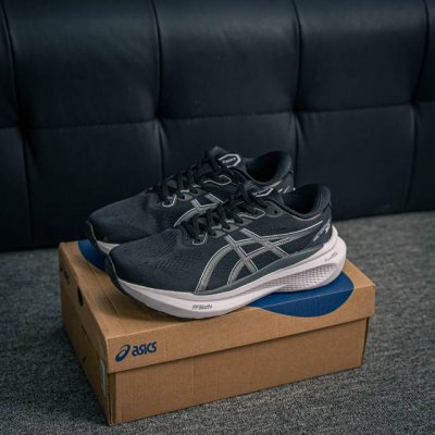 核心私 Asics Gel-Kayano 30简约百搭舒适耐磨透气低帮跑步鞋，Kayano是由板砖脚感进化而来的亚瑟士稳定跑鞋。在第30代，在支撑中保证了稳定。