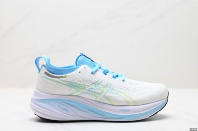 250 公司级Asics 亚瑟士Gel-Nimbus 26稳定跑鞋鞋面采用双层提花网面设计，提高包裹性和透气性，后跟搭载稳定系统科技T-Gel提升整体支撑力和结