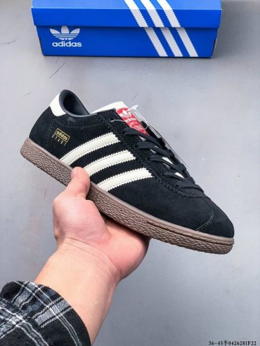 阿迪达斯Adidas Stadt经典麂皮薄底运动板鞋 T头鞋 皮革和绒面革经典运动鞋以典藏足球鞋为灵感这款Stadt经典运动鞋植根足球传统，以别致皮革鞋面和绒面