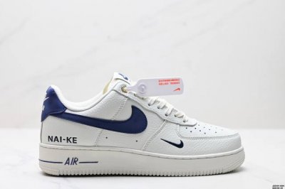 真标耐克Nike Air Force 1’07 Lx空军一号低帮百搭休闲运动板鞋。柔软、弹性十足的缓震性能和出色的中底设计，横跨复古与现代的外型结合，造就出风靡