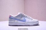 Nike Dunk 此款主张打破传统的工业化流水线设计限制，以Made By Ideas的超级创意为理念，集结众多潮流设计师，结合时下最Ing潮流风尚，为潮流爱