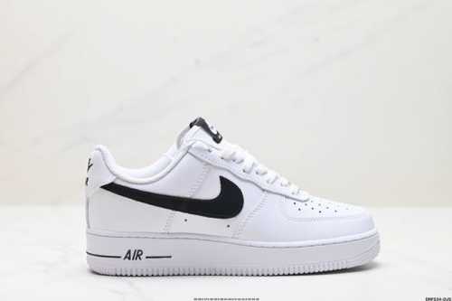 真标耐克Nike AIR FORCE 1‘07 LX 空军一号低帮百搭休闲运动板鞋。柔软、弹性十足的缓震性能和出色的中底设计，横跨复古与现代的外型结合，造就出风
