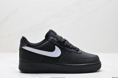 220 真标耐克Nike Air Force 1“07空军一号低帮百搭休闲运动板鞋。柔软、弹性十足的缓震性能和出色的中底设计，横跨复古与现代的外型结合，造就出风