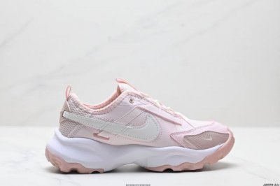 公司级W Nike Tc 7900 新款老爹鞋 注入非凡时尚气息 塑就高雅外观 耐穿合成材质搭配柔软丝绒 该鞋款保留了挚爱的加垫鞋口 柔软泡绵缓震配置 和抓附力
