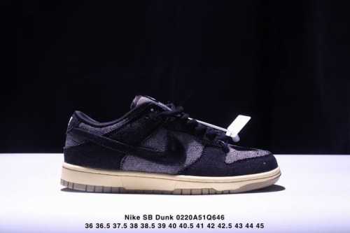 耐克Nike Sb Dunk Low Pro蝙蝠侠红 扣篮系列复古低帮休闲运动滑板板鞋。采用脚感柔软舒适Zoomair气垫，有效吸收滑板等极限运动在落地时带来的