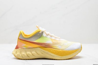 公司级Saucony索康尼 Endorphin Pro系列啡鹏4男女低帮缓震跑步鞋 索康尼推出的Endorphinpro4跑鞋是一款外观激进但脚感舒适的跑鞋，采