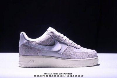 160 真标耐克Nike Air Force 1“07空军一号低帮百搭休闲运动板鞋。柔软、弹性十足的缓震性能和出色的中底设计，横跨复古与现代的外型结合，造就出风