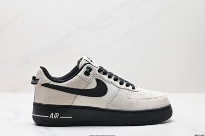 公司级耐克Nike Air Force 1’07 Low空军一号低帮百搭休闲运动板鞋。柔软、弹性十足的缓震性能和出色的中底设计，横跨复古与现代的外型结合，造就出