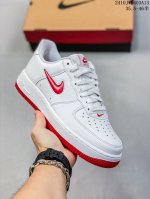 公司级带半码耐克nike Air Force 7 空军一号低帮百搭休闲运动板鞋。柔软、弹性十足的缓震性能和出色的中底设计，横跨复古与现代的外型结合，造就出风靡全