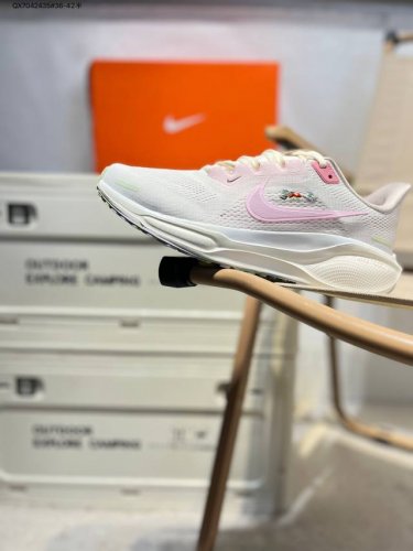 nk Air Zoom pegasus 41 登月跑鞋 登月41代超轻网面跑步鞋 脚跟区域营造出色舒适度 而在鞋底部分 搭载全掌型Zoom Air配置耐克网面透