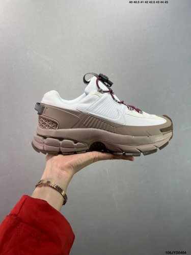 公司级耐克Nike Zoom Vomero Roam 马拉松复古跑五代休闲运动慢跑鞋 采用环保纤维革饰片组合网眼布鞋面材质 升级正确后跟Tpu加固 耐弯折热塑框