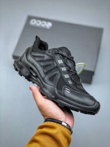 Ecco 爱步 皮条带网 透气，经典和现代工艺品质融合 精选小牛皮面料 百搭休闲老爹鞋 舒适性相当不错 版型楦型非常到位上脚 专柜热销款 独有鞋型设计 特有Lo