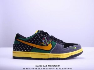 耐克Nike SB Dunk Low SB 扣篮系列复古低帮休闲运动滑板板鞋。采用脚感柔软舒适ZoomAir气垫，有效吸 收滑板等极限运动在落地时带来的冲击力，