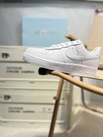 耐克 Nike Air Force 1 '07空军一号 百搭休闲运动板鞋。柔软、弹性十足的缓震性能和出色的中底设计，横跨复古与现代的外型结合，造就出风靡全球三十
