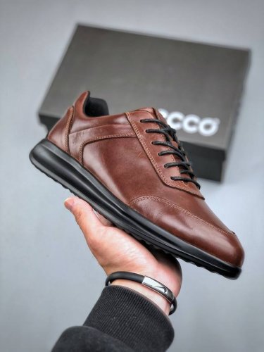 Ecco 爱步 经典和现代工艺品质融合 精选小牛皮面料 百搭休闲老爹鞋 舒适性相当不错 版型楦型非常到位上脚 专柜热销款 独有鞋型设计 特有logo车边 特别有