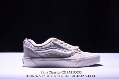 Vans Classics Knu Skool 苏格兰格纹拼接 厚鞋舌面包鞋 Vans联名超火的土豆鞋，复古经典，鞋头放大、包边上移加厚、鞋舌加厚。Vans C