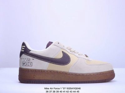 耐克 Nike Air Force 1 ’07 空军一号低帮百搭休闲运动板鞋。柔软、弹性十足的缓震性能和出色的中底设计，横跨复古与现代的外型结合，造就出风靡全球