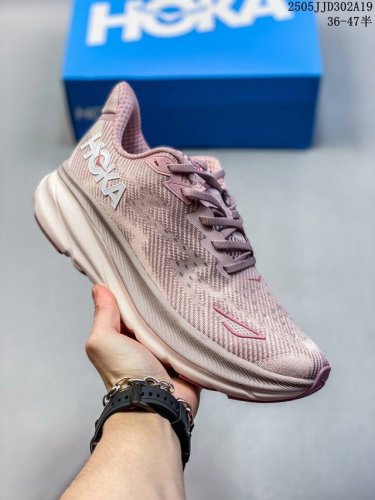 真标Hoka M Clifton 9 全新配色 网面透气 公路运动鞋 新款采用超厚中底的设计 让它跑在了其他厂商的前面 推出的跑鞋以缓震和轻量的优势 得到众多跑