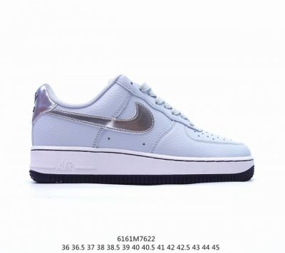 公司级耐克nike Air Force 1 Low 空军一号低帮百搭休闲运动板鞋。柔软、弹性十足的缓震性能和出色的中底设计，横跨复古与现代的外型结合，造就出风靡