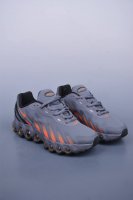 Nike Air Max Dn8 全掌科技气垫 缓震运动跑鞋 Dn8的核心亮点在于其八腔气垫结构 根据不同部位设定的气压值专为行走设计 提供卓越的舒适感 鞋面的