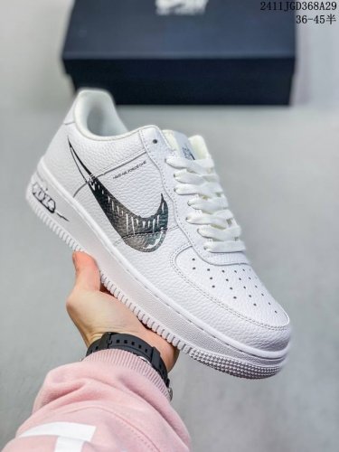 公司级带半码耐克nike Air Force 7 空军一号低帮百搭休闲运动板鞋。柔软、弹性十足的缓震性能和出色的中底设计，横跨复古与现代的外型结合，造就出风靡全